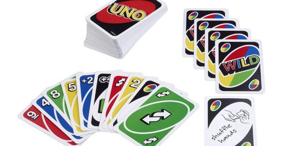 Luồng lượt chơi trong game uno diễn ra theo chiều kim đồng hồ.